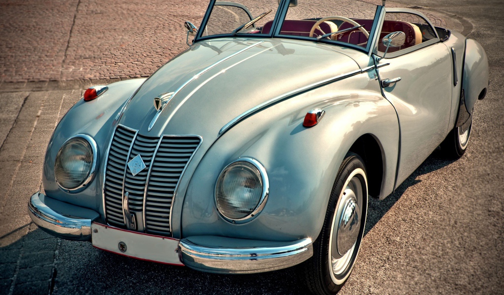 Серебристый ретро автомобиль IFA F9