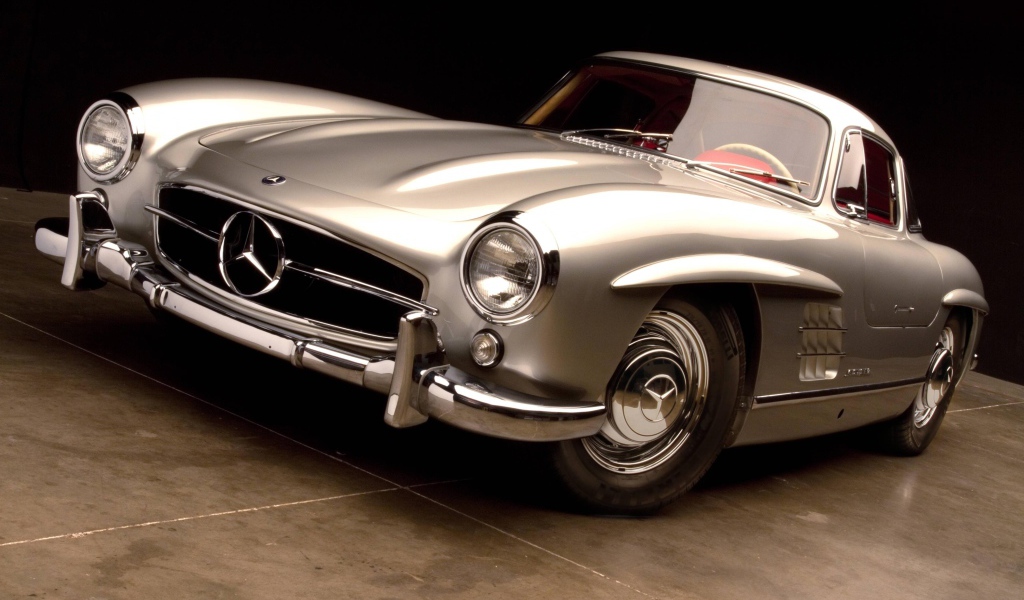Серебристый ретро автомобиль Mercedes Benz 300 SL