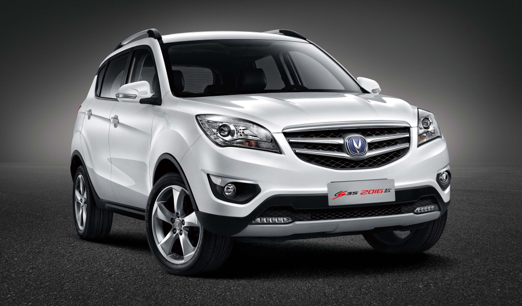 Белый китайский автомобиль Changan CS35