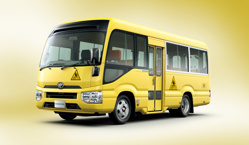 Желтый школьный автобус Toyota Coaster, 2017