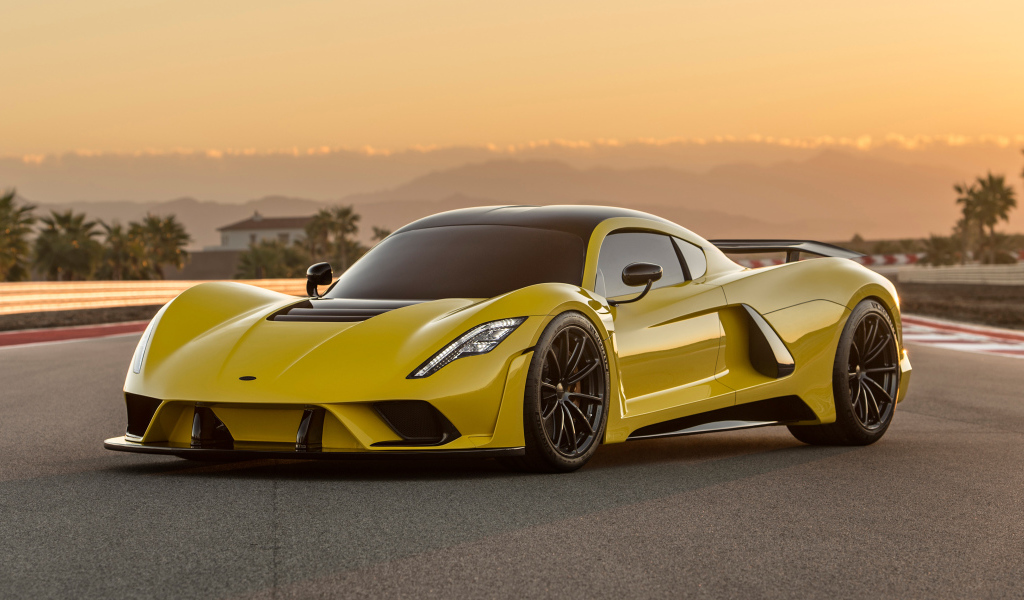 Желтый спортивный автомобиль Hennessey Venom F5, 2019