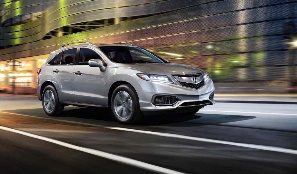 Серебристый внедорожник Acura RDX, 2018 на скорости