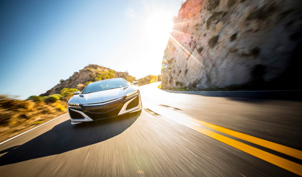 Спортивный автомобиль Acura NSX, 2017  на трассе под солнцем