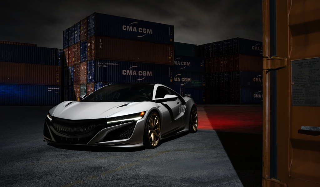 Белый спортивный автомобиль Acura NSX  в порту