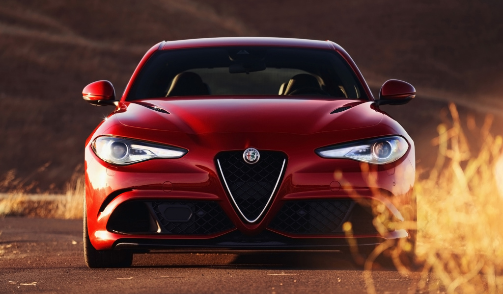 Красный автомобиль Alfa Romeo Giulia Quadrifoglio 2017 