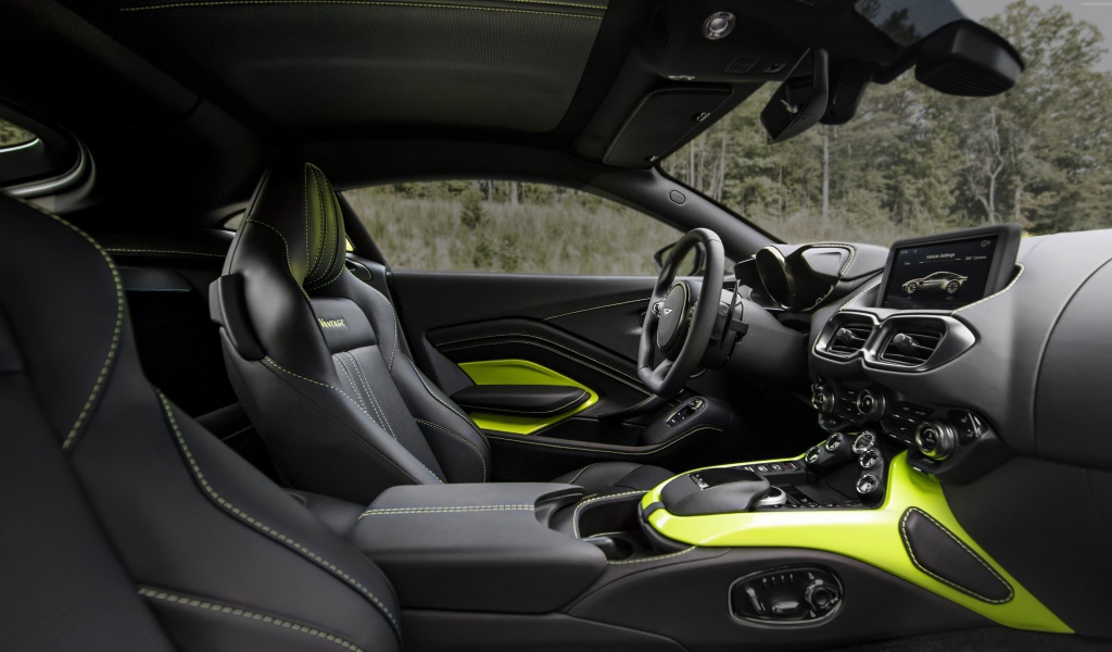 Черный кожаный салон автомобиля Aston Martin Vantage, 2018