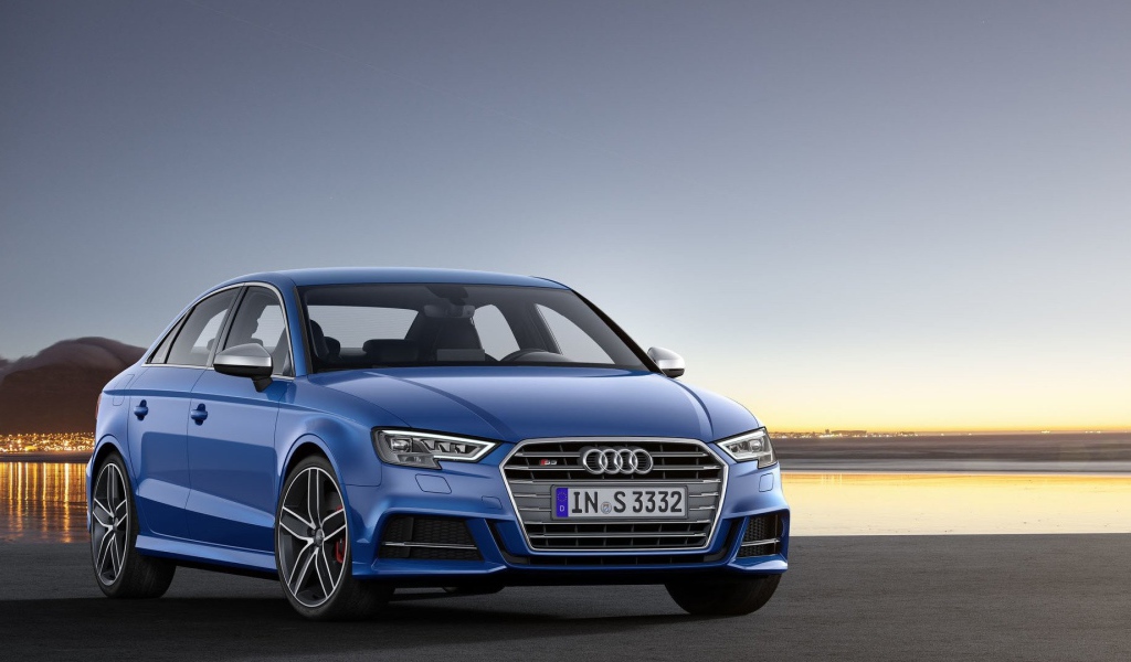 Синий Audi A3 модель 2017 года