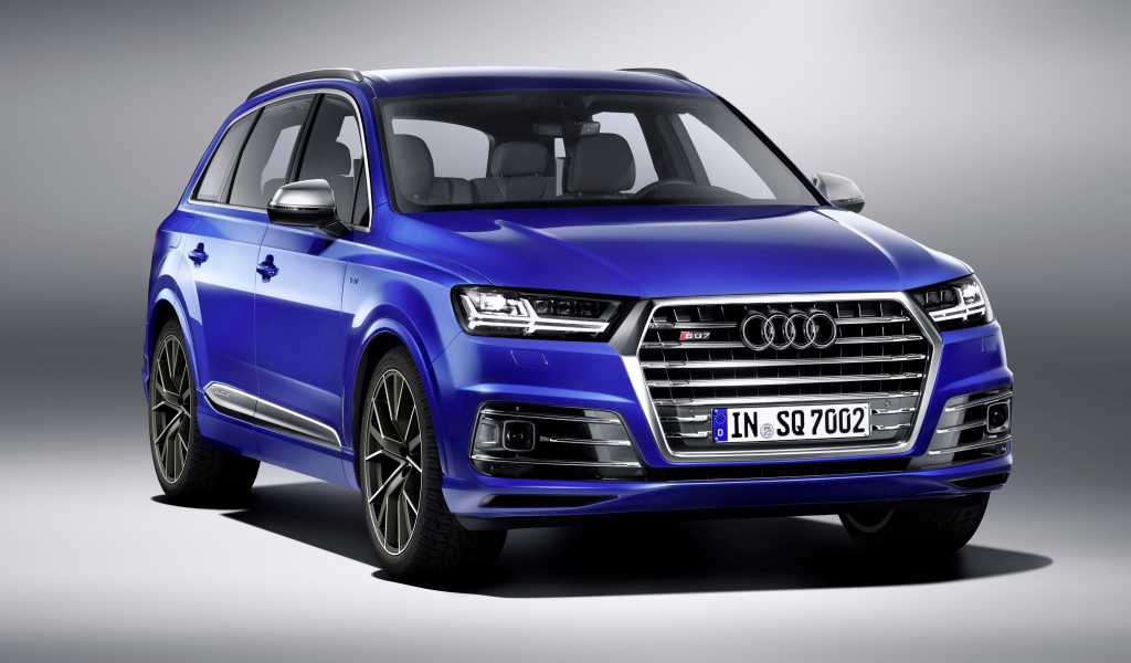 Синий автомобиль Audi  SQ7 