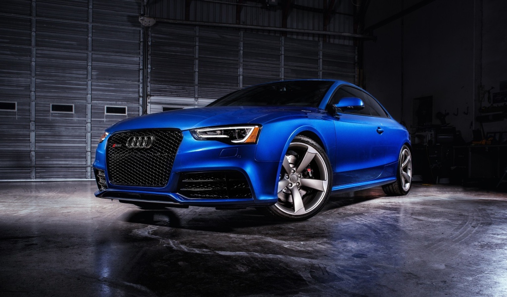 Синий спортивный автомобиль Audi RS5 