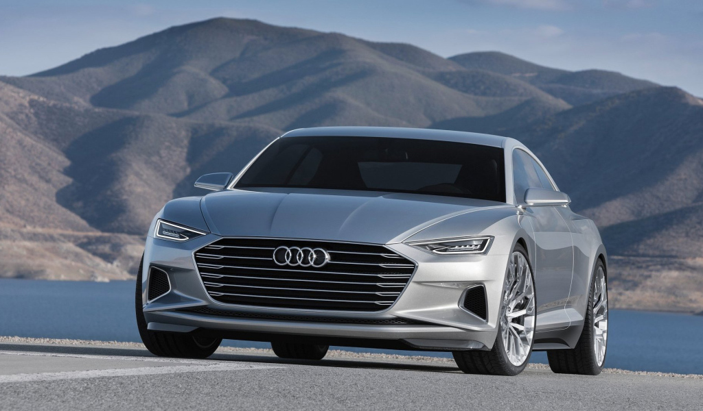 Серебристый автомобиль Audi Q5 2017 