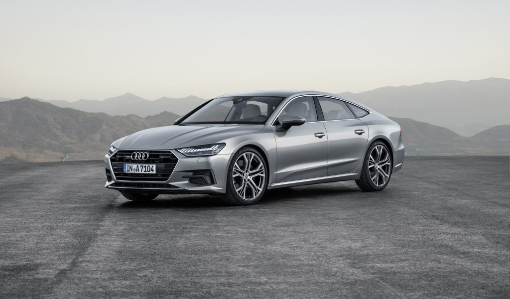 Стильный серебристый автомобиль Audi A7