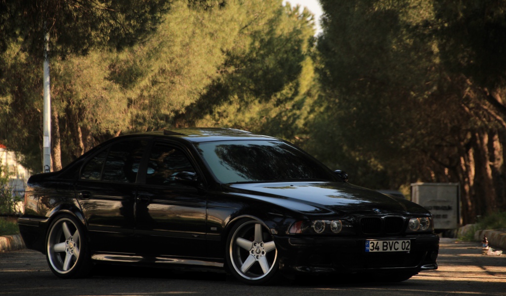 Черный автомобиль BMW M5 E39 