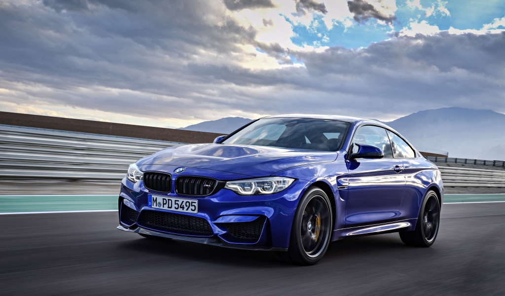 Синий автомобиль BMW M4 на фоне неба 