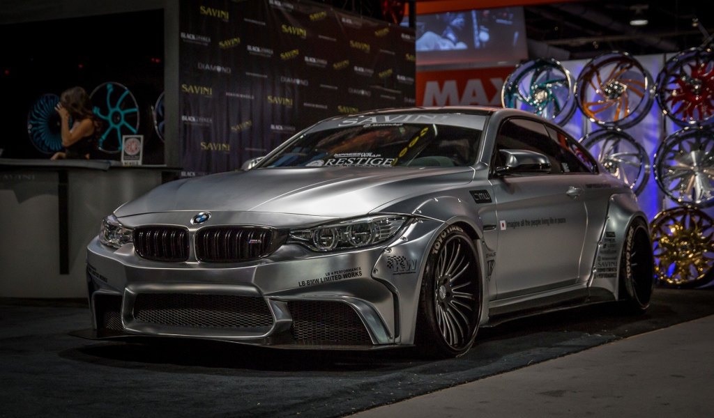 Серебристый автомобиль BMW M4