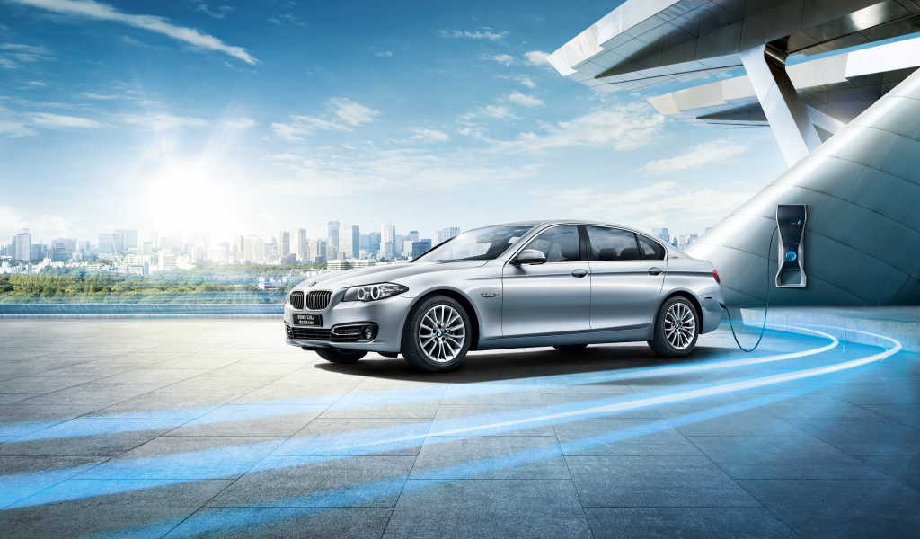 Серебристый немецкий автомобиль седан BMW F18