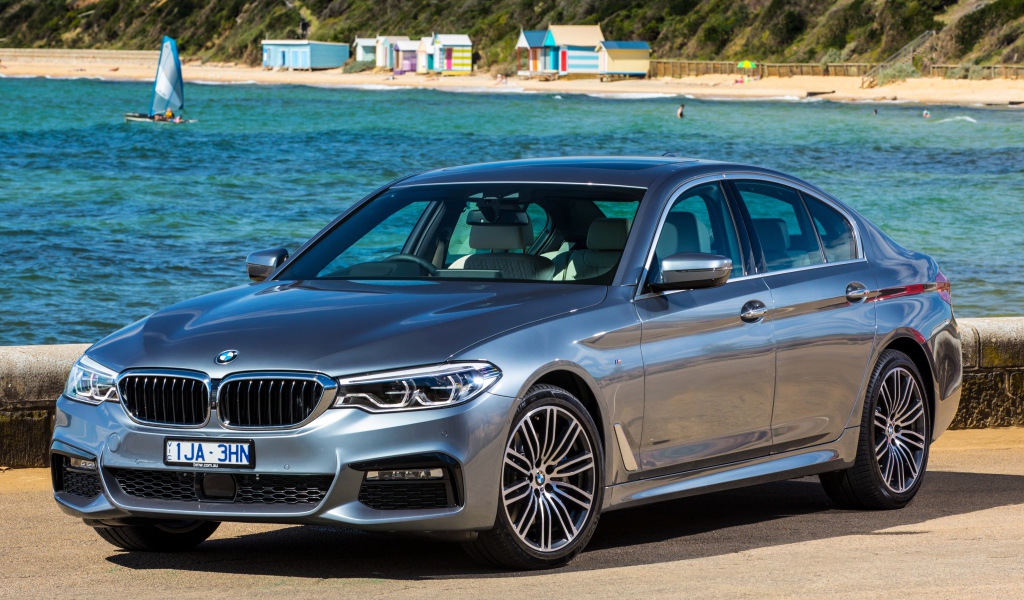 Серебристый автомобиль BMW  530i Sedan M, 2017 