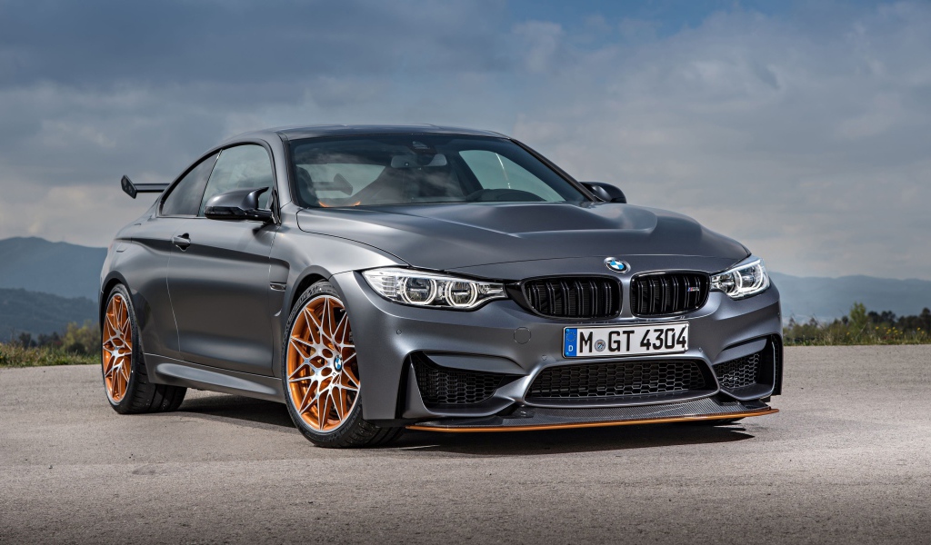 Серебристый автомобиль BMW M4 GTS, 2017 