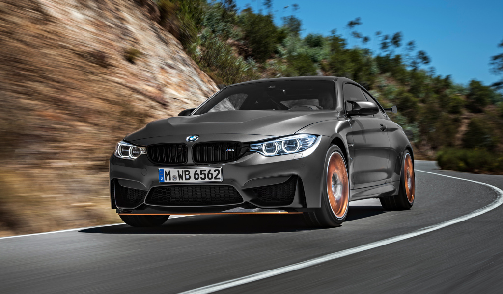Серебристый стильный автомобиль BMW M4 на трассе 