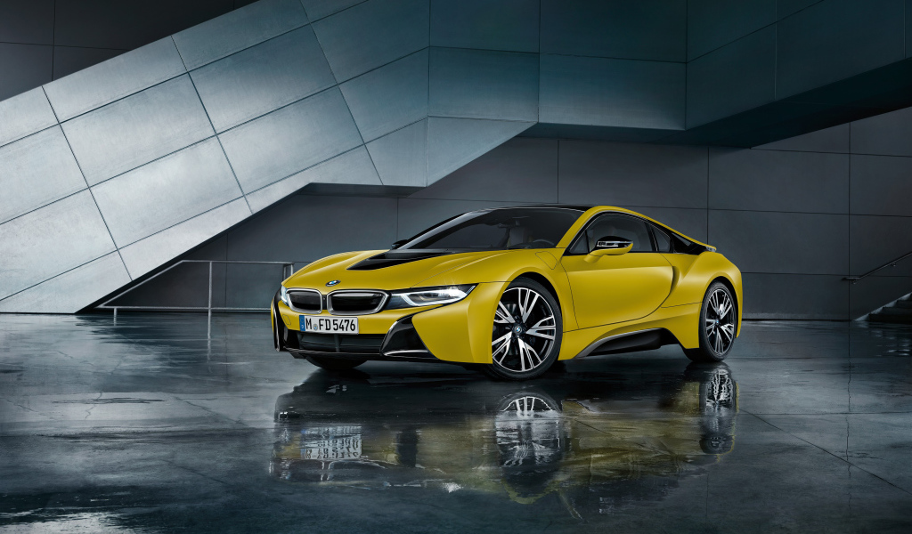 Желтый электромобиль BMW i8, 2017 года 