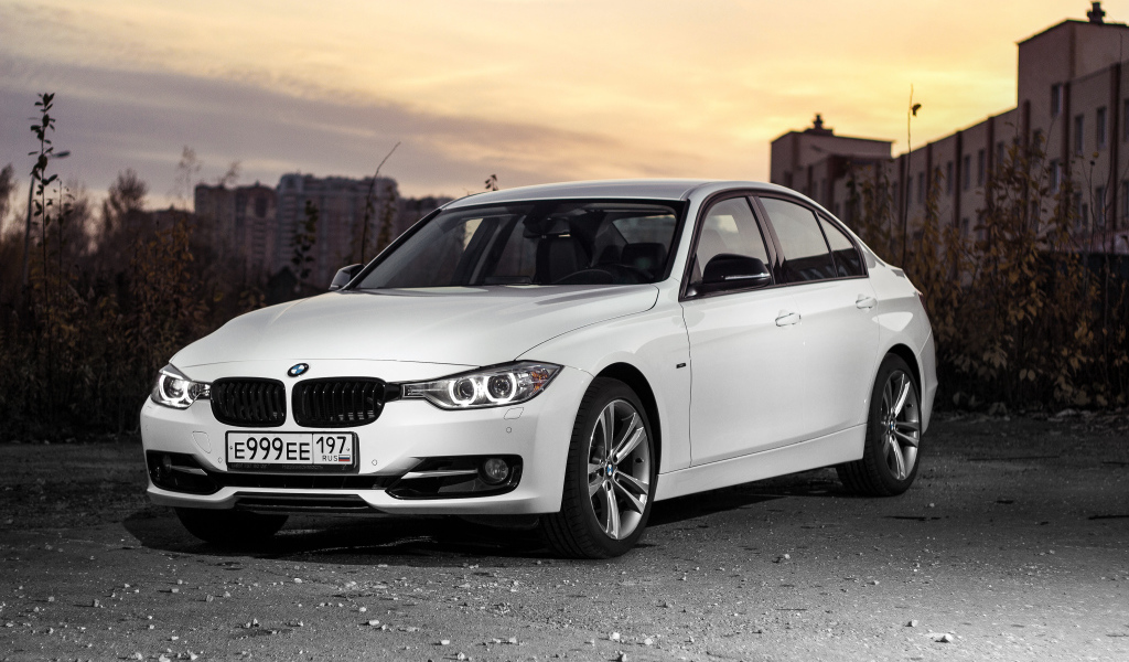 Белый стильный автомобиль BMW 3 Series