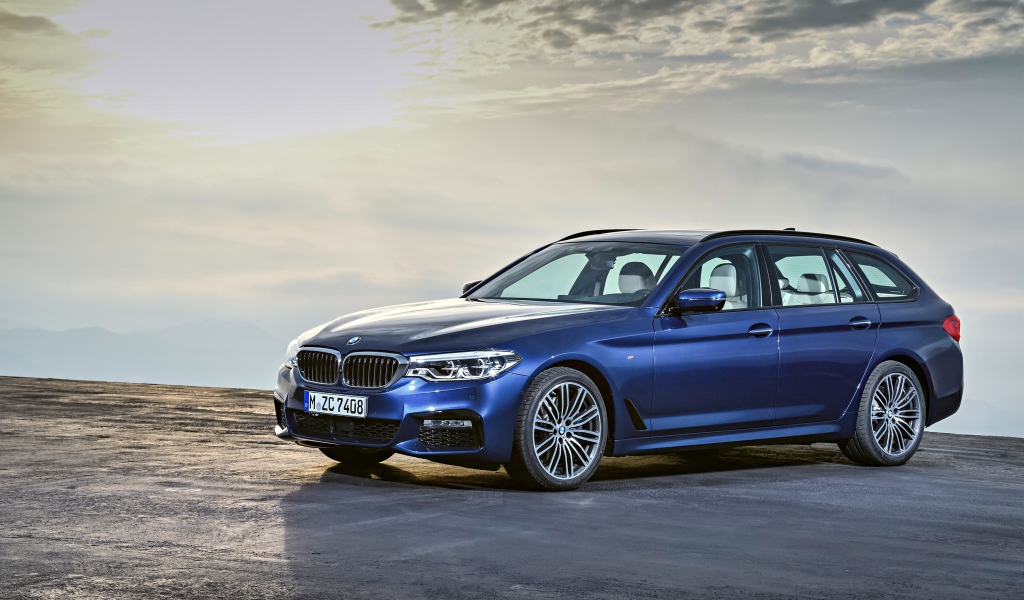 Синий автомобиль BMW 530d xDrive M Sport, 2017 в лучах солнца 