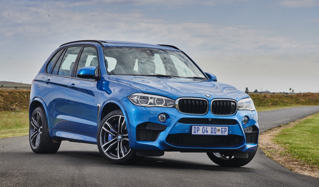 Голубой внедорожник Bmw X5 на дороге
