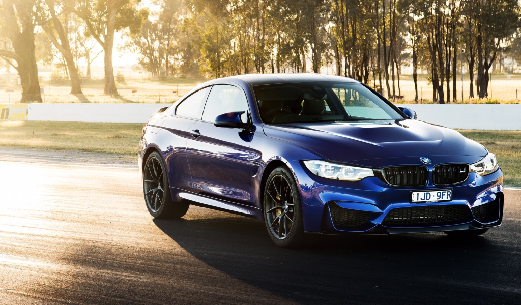 Синий автомобиль  BMW M4 CS, 2018