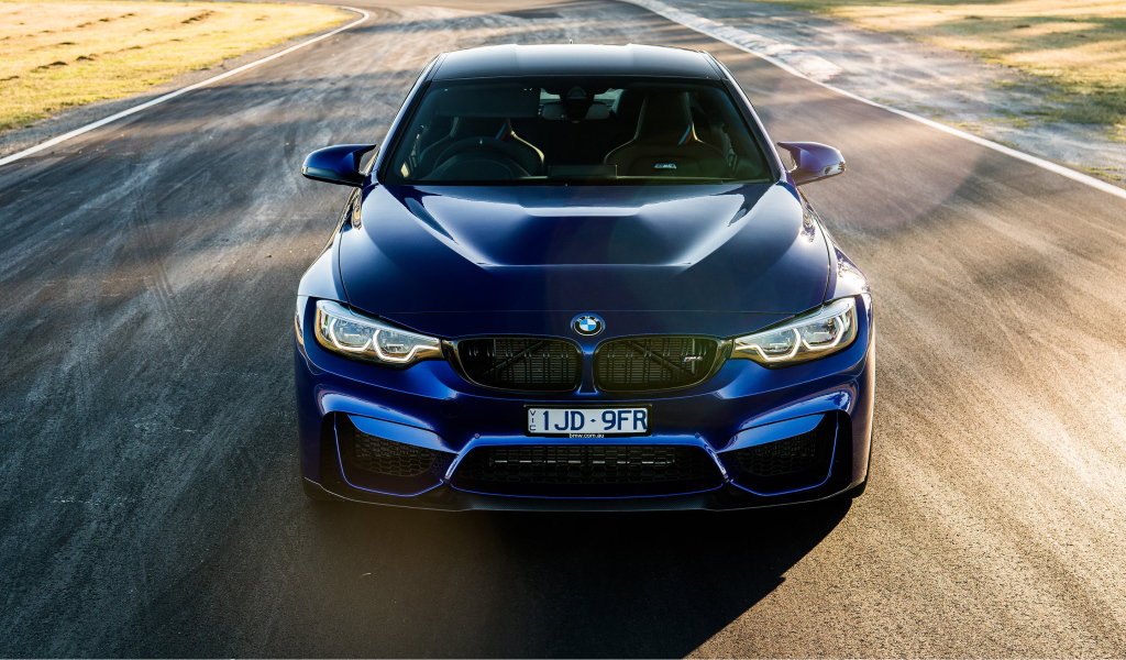 Синий стильный автомобиль BMW M4 CS, 2018 вид спереди