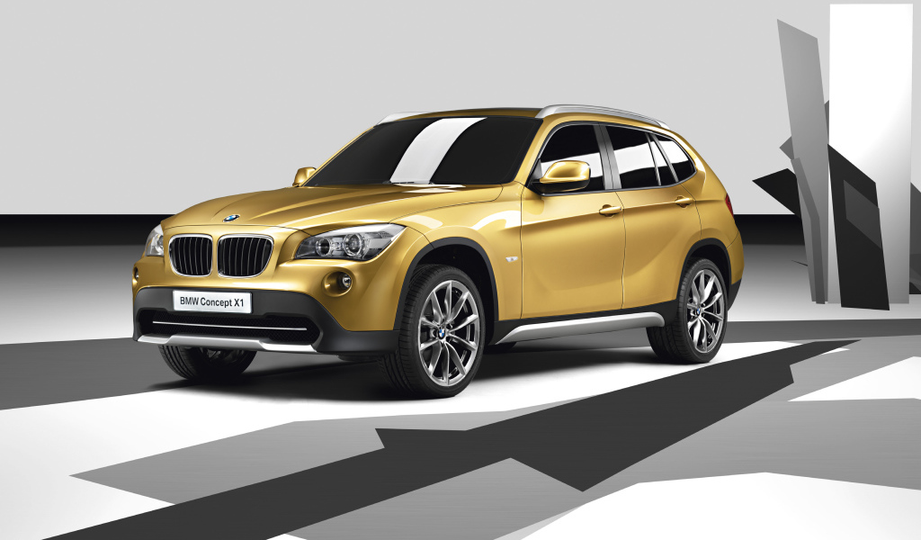 Внедорожник BMW X1 песочного цвета