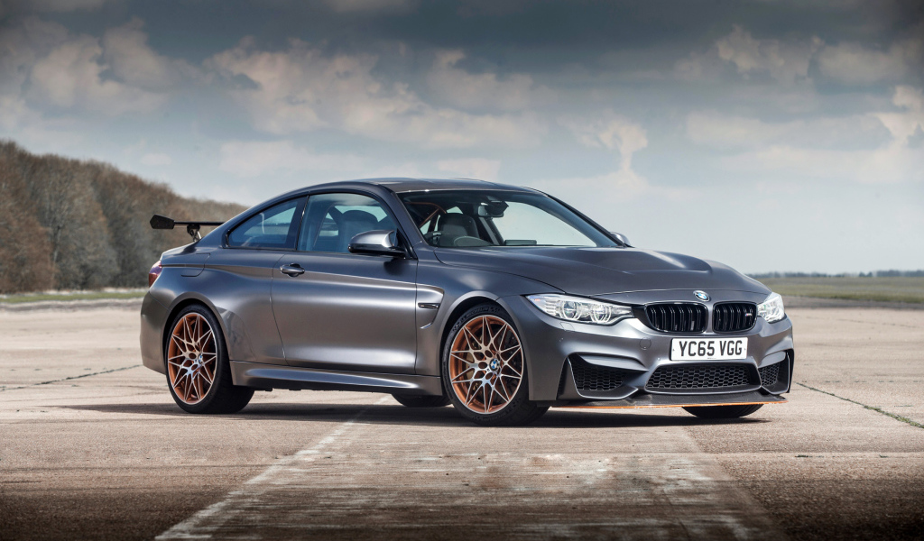 Серебристый стильный автомобиль BMW M4