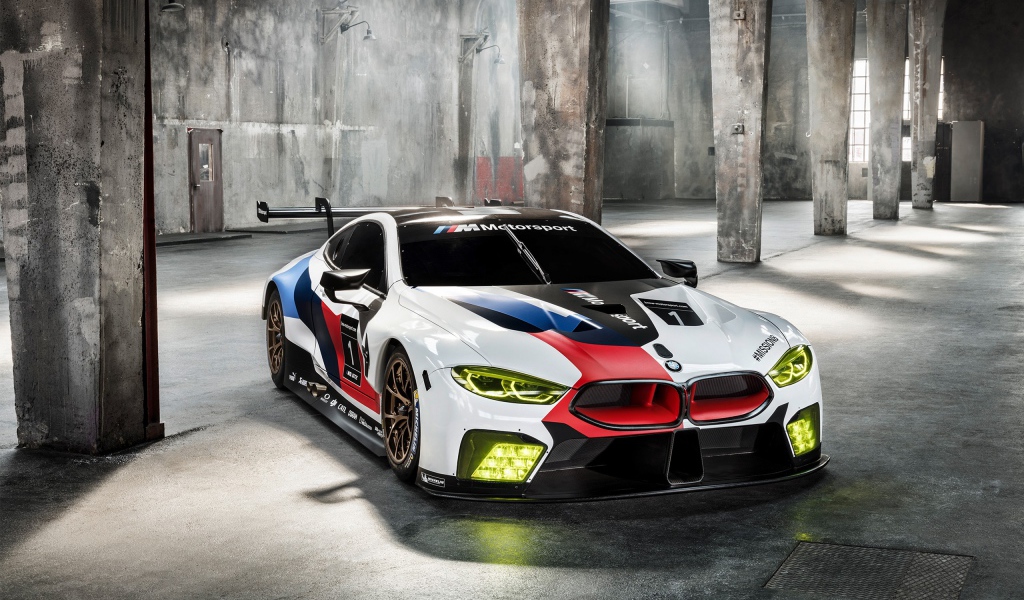 Спортивный автомобиль BMW M8, 2018