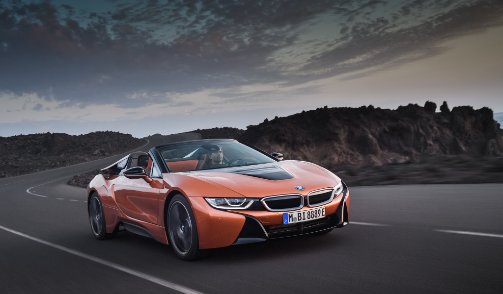 Спортивный автомобиль BMW i8 Roadster, 2018 на трассе