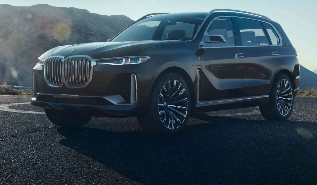 Стильный черный внедорожник BMW X7, 2018