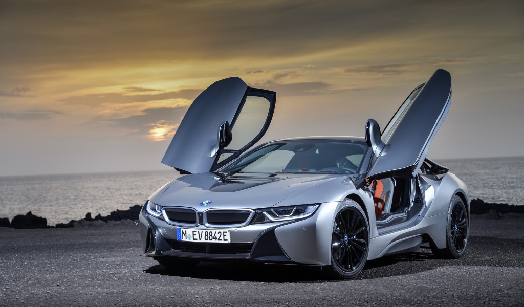 Стильный автомобиль  BMW i8 Roadster, 2018 с открытыми дверями