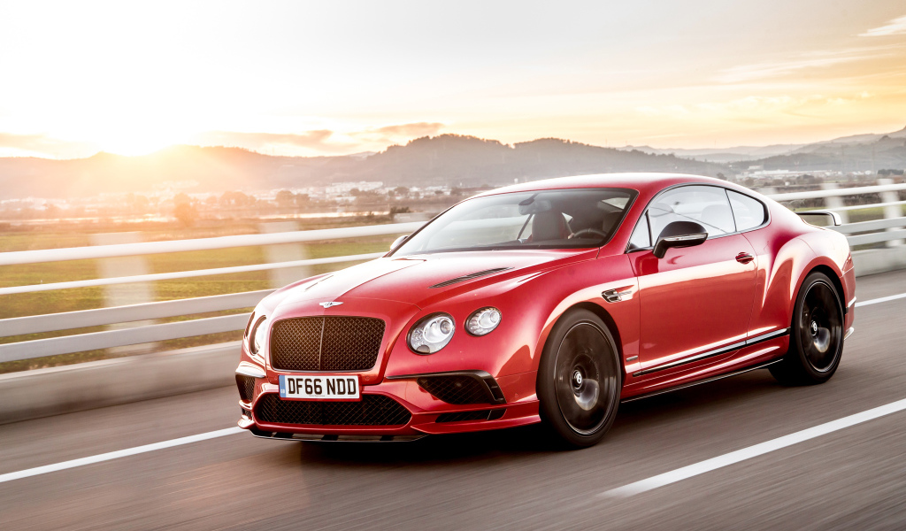 Красный автомобиль  Bentley Continental Supersports на трассе 