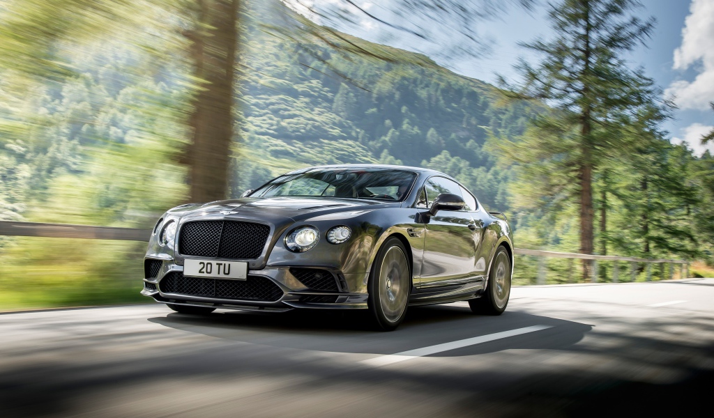 Черный стильный автомобиль Bentley Continental Gt на трассе 
