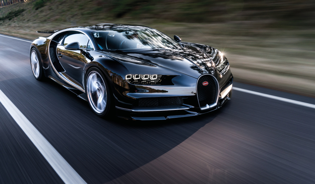 Черный быстрый автомобиль Bugatti Chiron на трассе