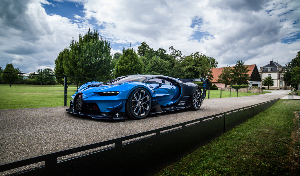 Синий спортивный автомобиль  Bugatti Chiron 