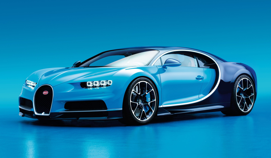 Голубой спортивный автомобиль Bugatti Хирон на голубом фоне