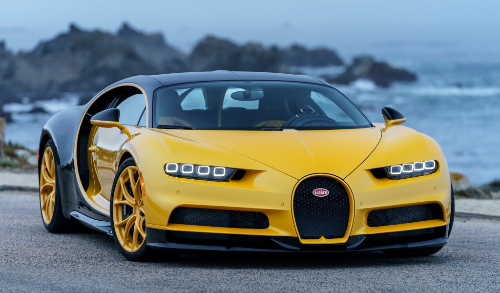 Желтый спортивный автомобиль Bugatti Chiron, 2018