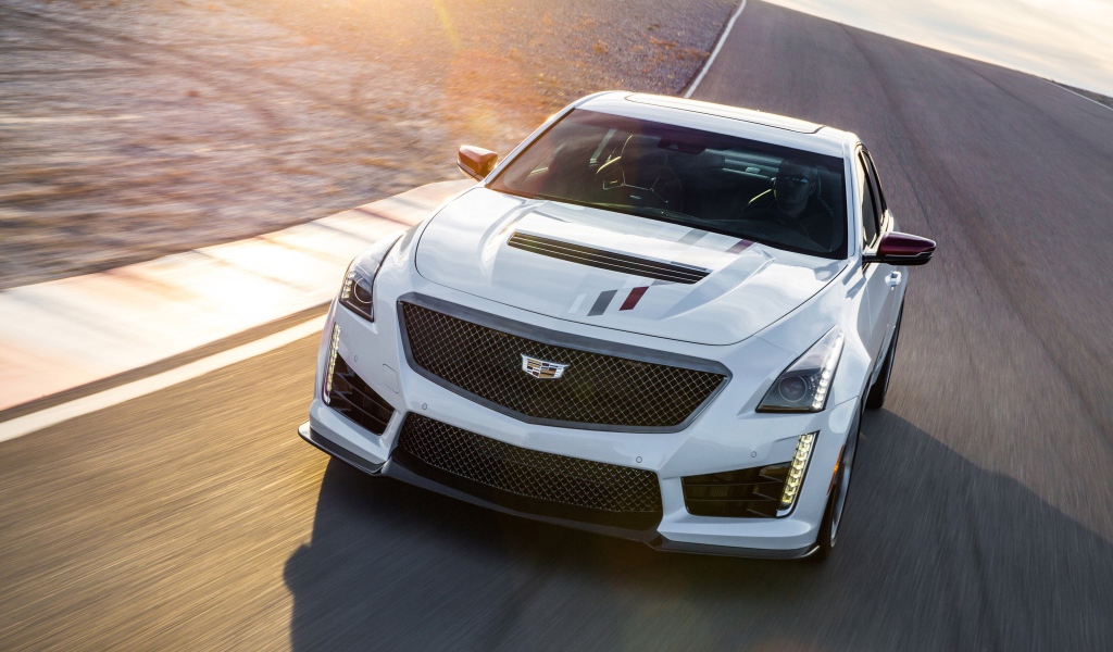 Белый автомобиль Cadillac CTS V, 2018
