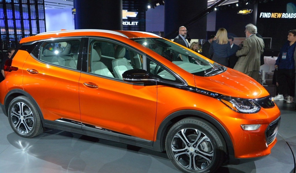 Оранжевый Chevrolet Bolt EV модель  2017 года 