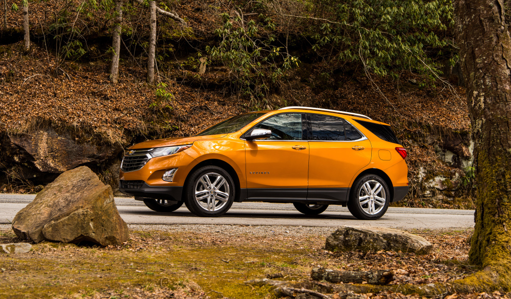 Оранжевый автомобиль Chevrolet Equinox вид сбоку 