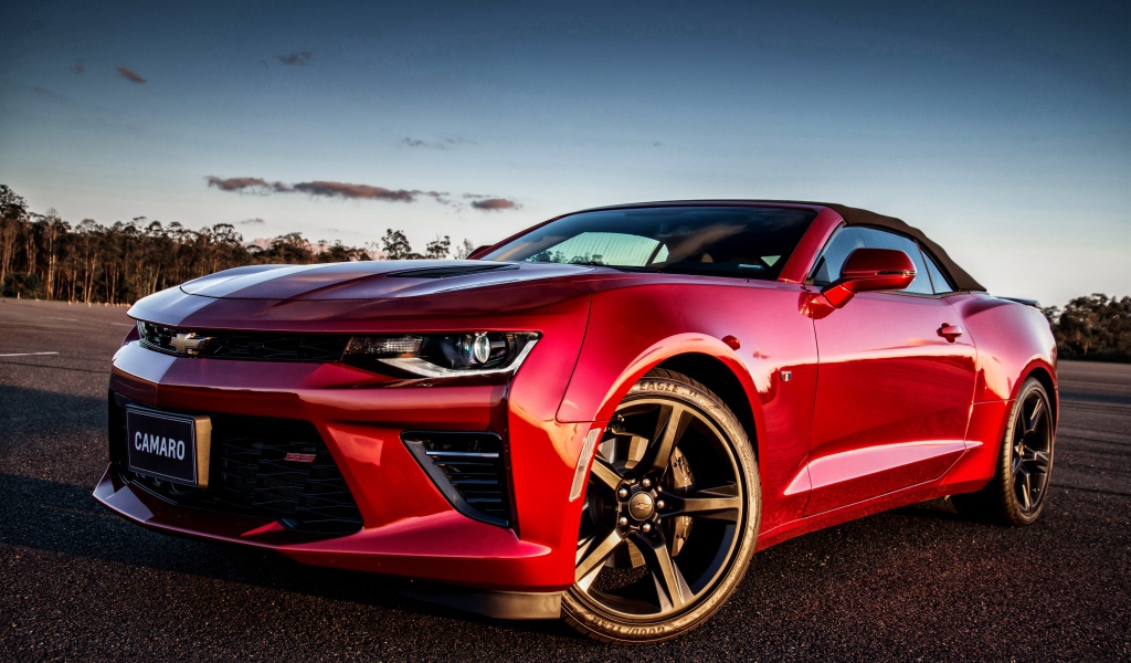Красный стильный автомобиль Chevrolet Camaro