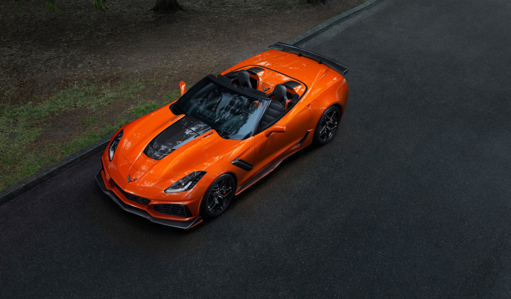 Оранжевый автомобиль кабриолет Chevrolet Corvette ZR1, 2019