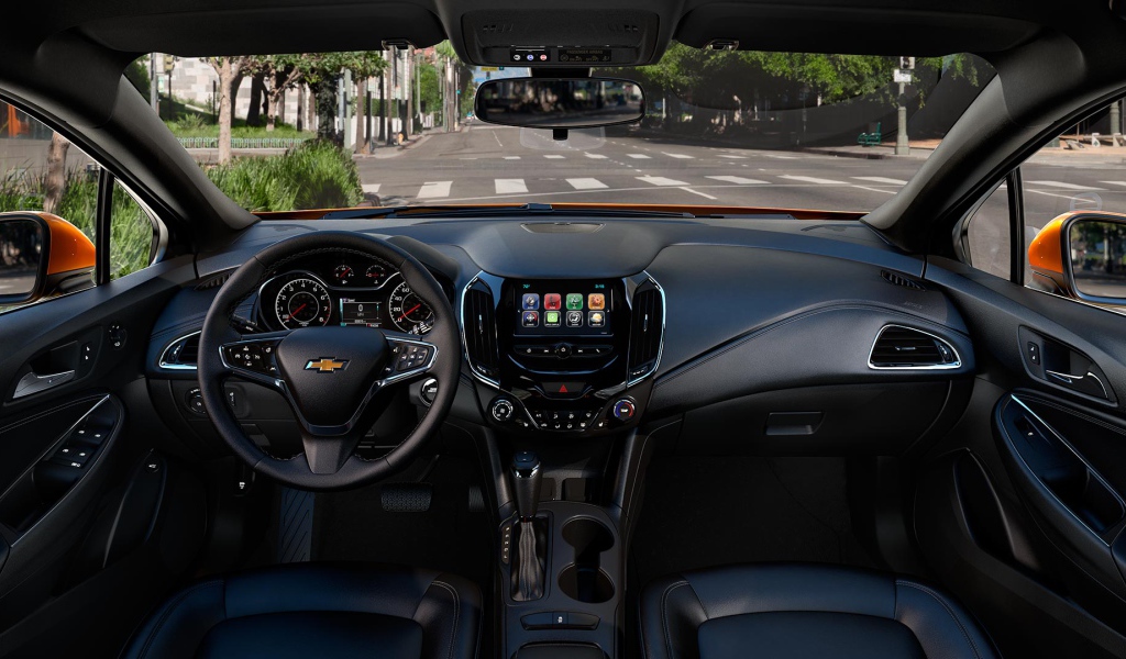 Черный кожаный салон Chevrolet Cruze 2017 хэтчбек