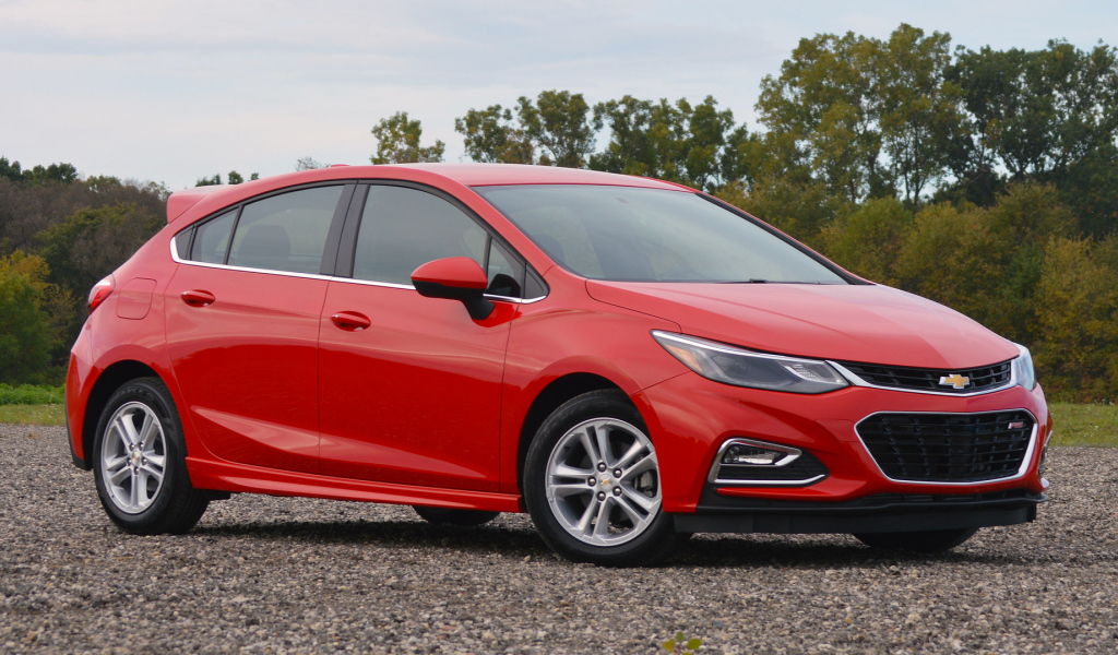 Красный Chevrolet Cruze Hatchback 2017 года 