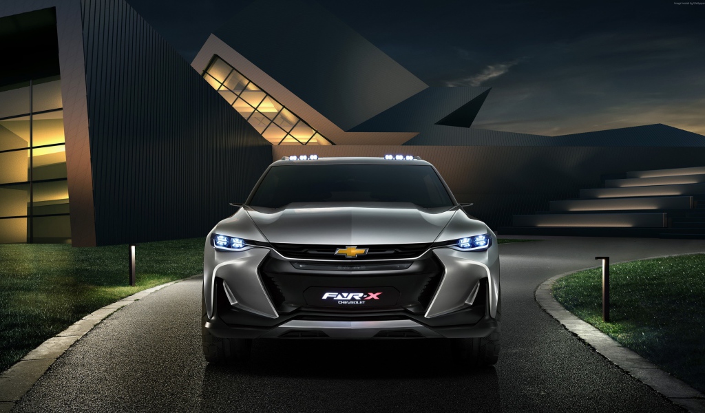 Серебристый автомобиль Chevrolet FNR-X вид спереди