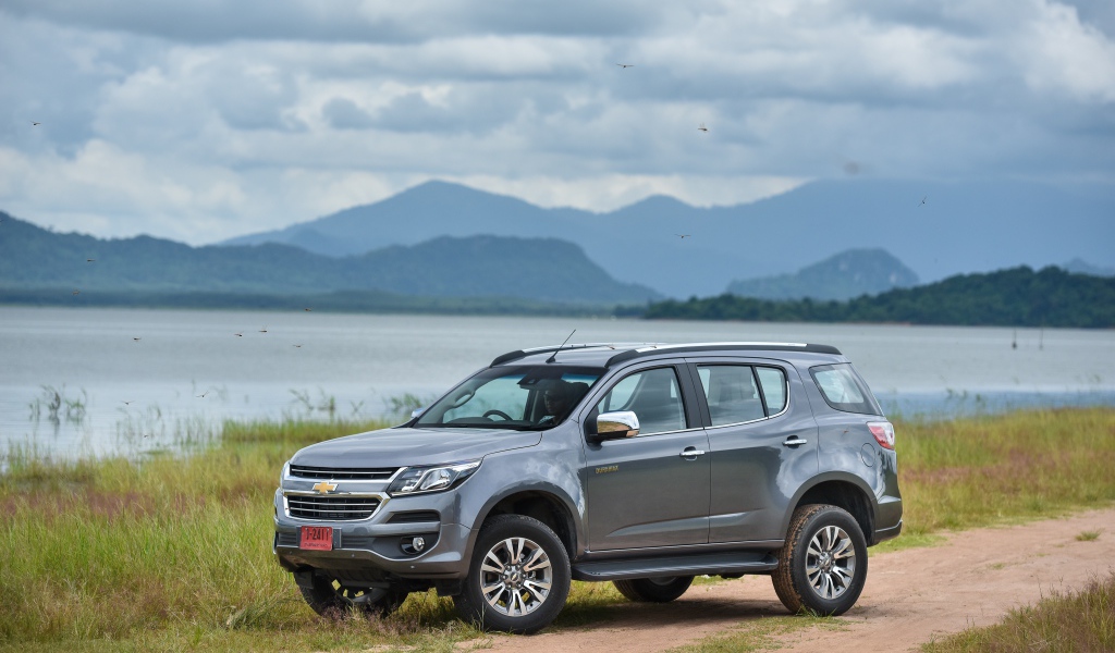 Серый автомобиль Chevrolet TrailBlazer, 2017 на фоне гор 