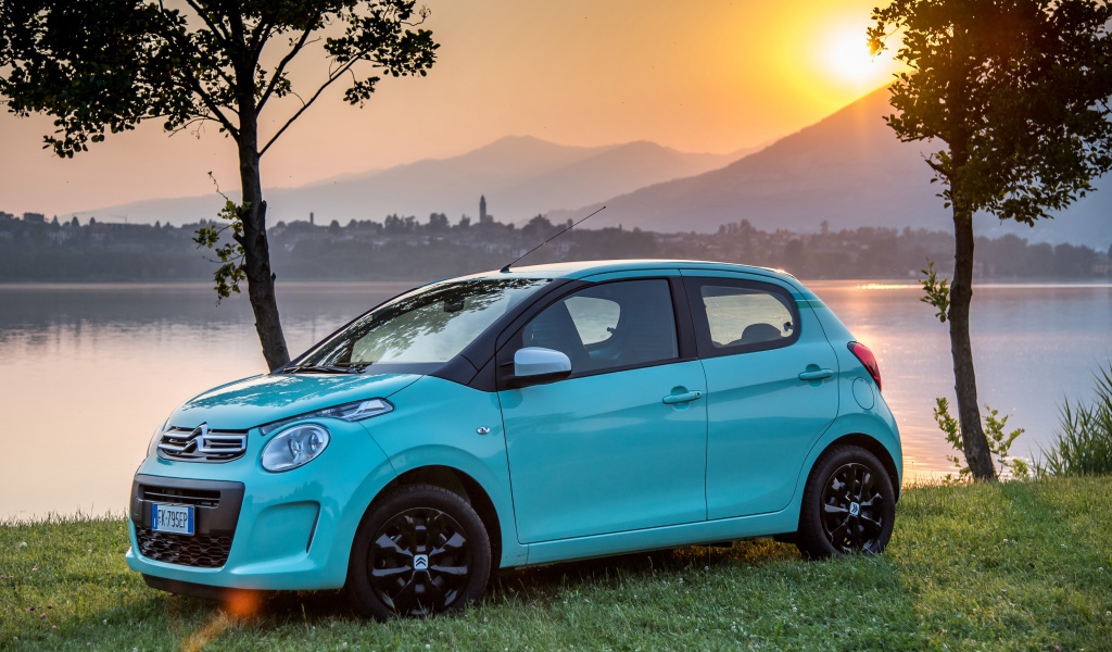 Голубой автомобиль Citroen  C1 Pacific Edition на рассвете, 2017